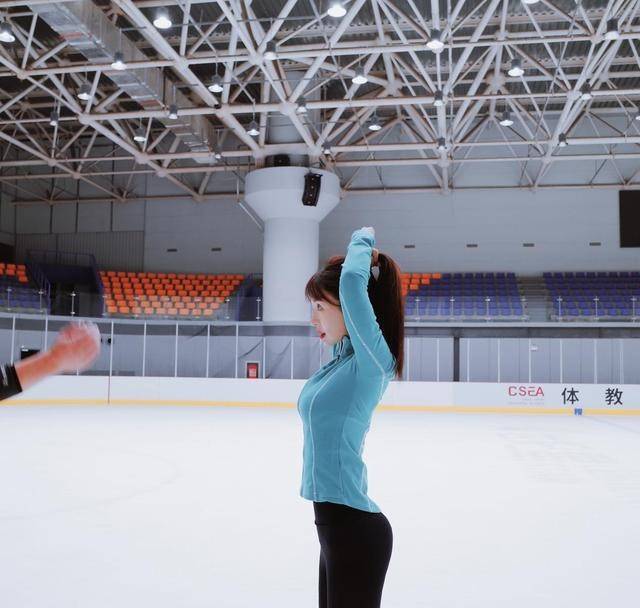李菲儿有肉又敢穿,低胸设计女人味十足,羞涩掩面很温柔_身材_健身房