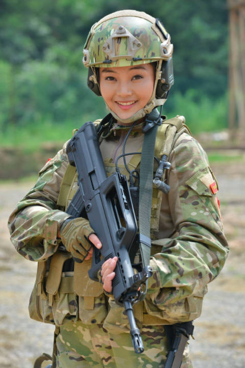 就是与许永昌导演合作的《我是特种兵之火凤凰》,她在剧中饰演的田果