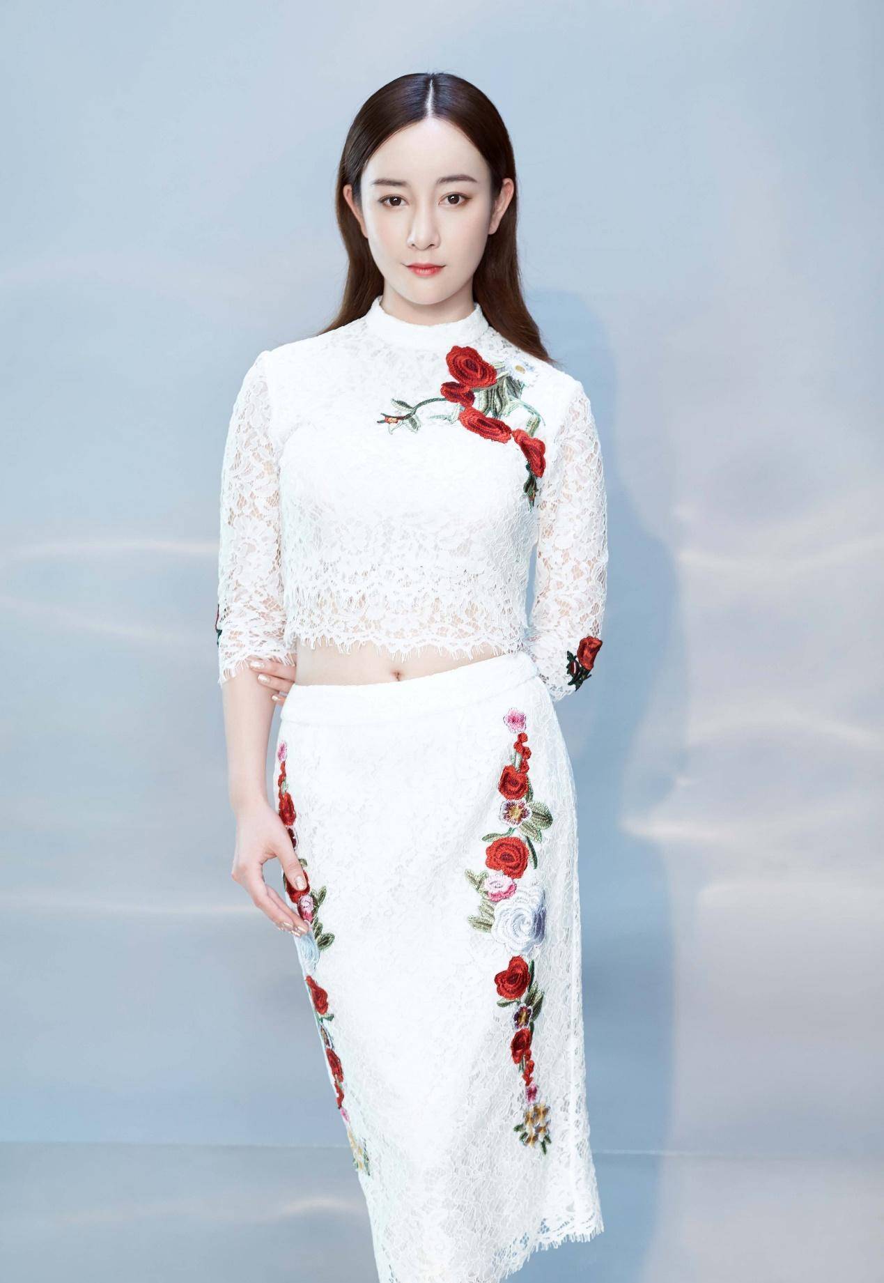 张檬颜值"回归",晒旗袍美照,大方秀出好身材反而很清纯_时尚_造型