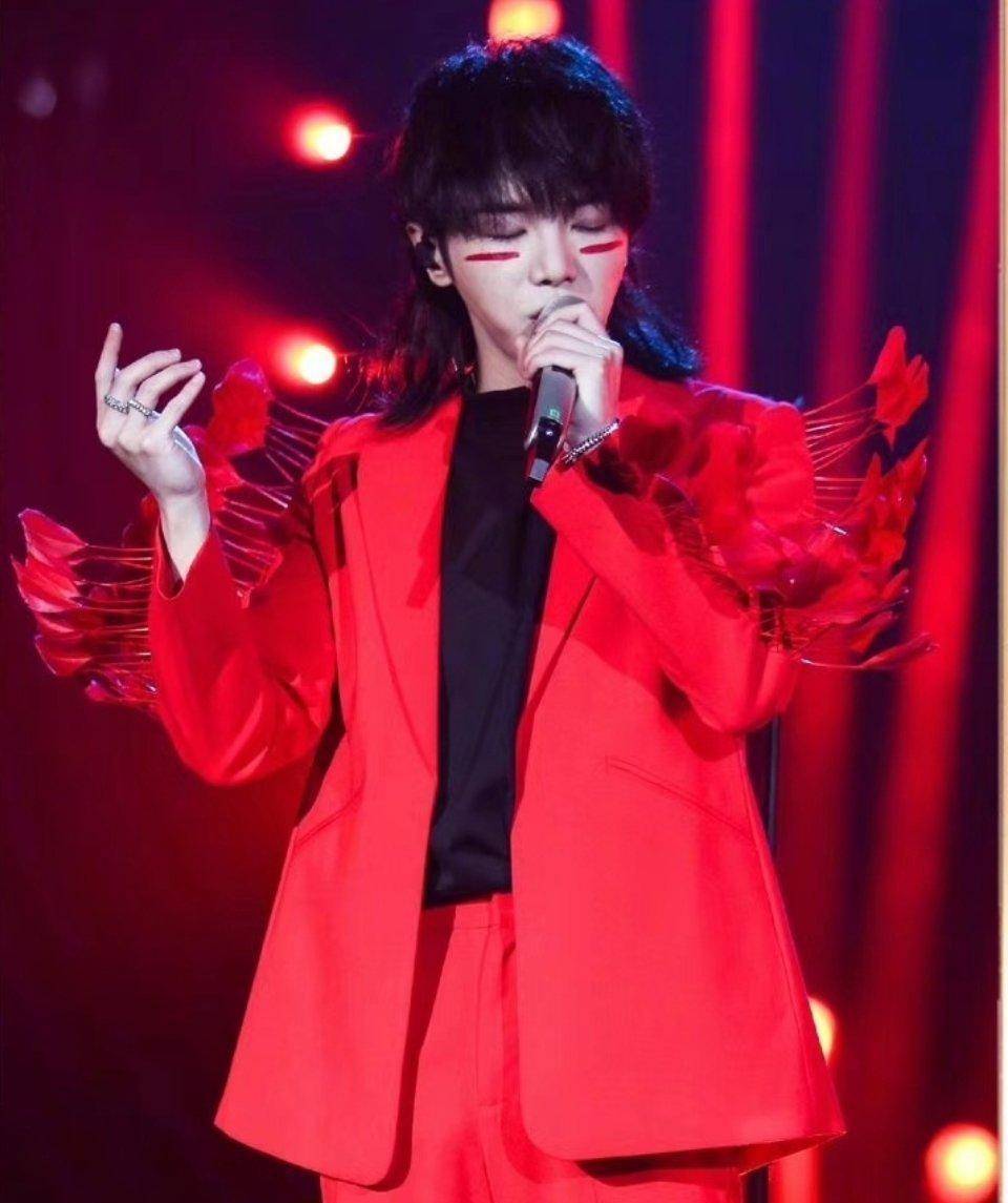 华晨宇"歌王"的背后,超炫舞台装扮加分,颜值更是决定了人气_bling