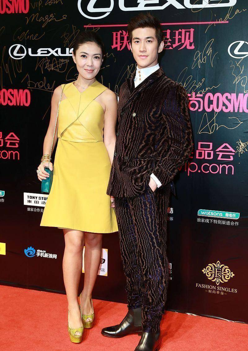 苏芒不愧是《时尚芭莎》创办人,"村妇裙"也能穿得高级,挺厉害_气质