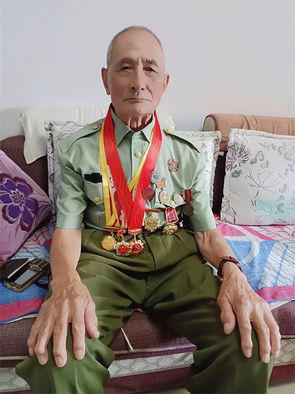记录者赵美玉一行探访抗美援朝老兵刘志