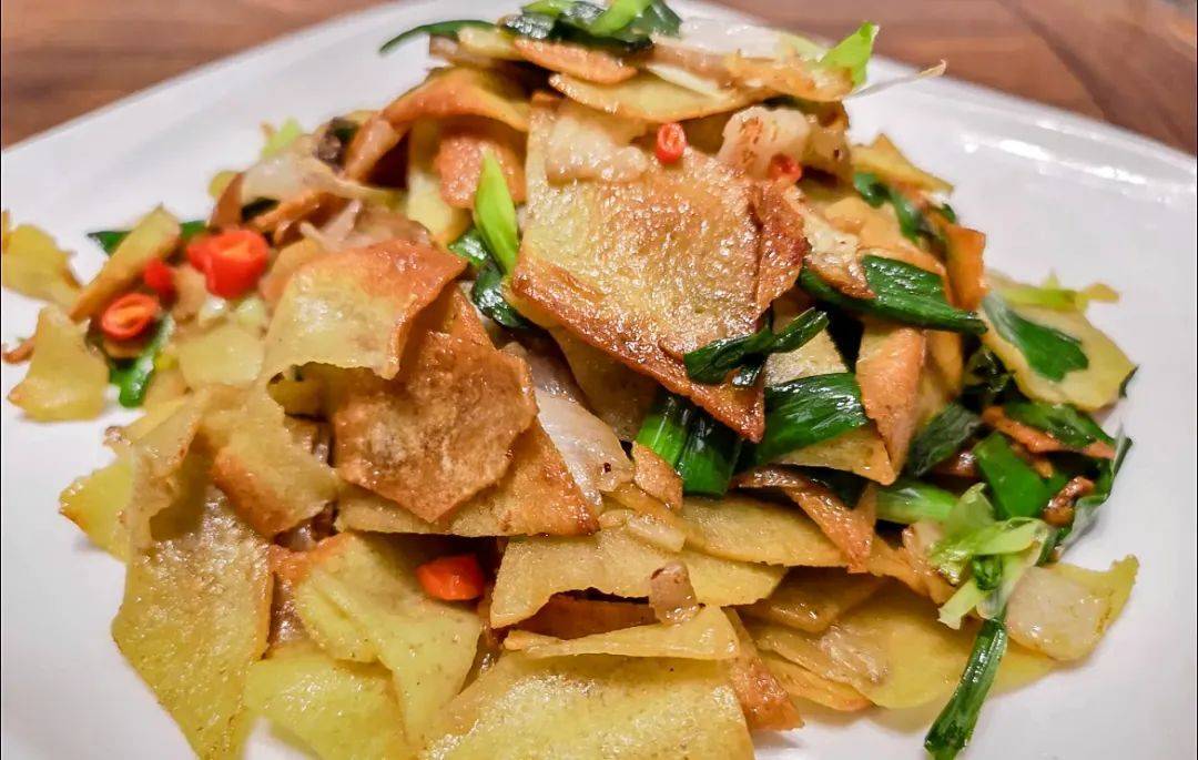 腊肉炕豆丝,很正统的老武汉味道.