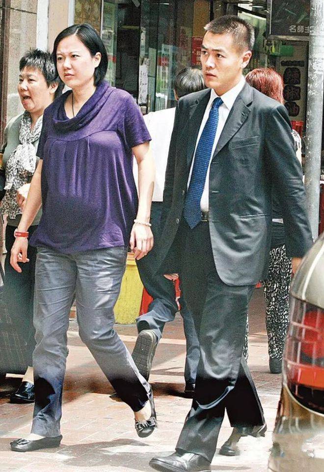 长子刘鸣炜晒结婚照,与"平民太太"深情相拥_简雪忻_网友_刘鸣炜