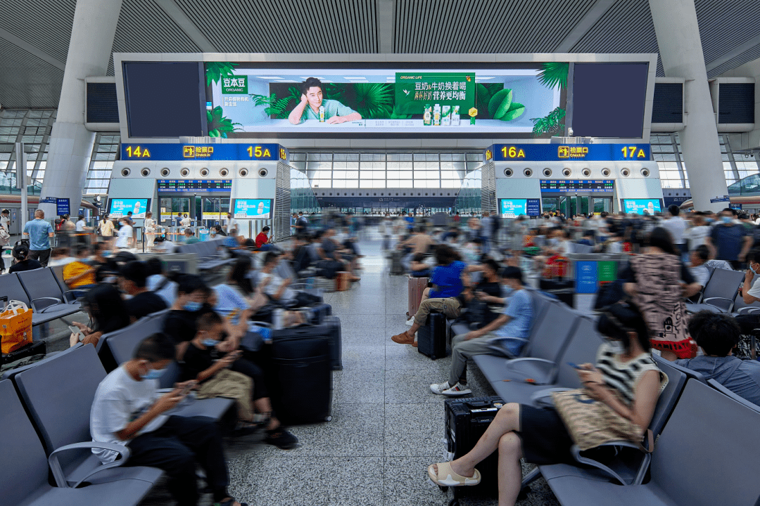 豆本豆在高铁站这一人流稠密型的场景中,占据核心c位位置,通过"黑科技