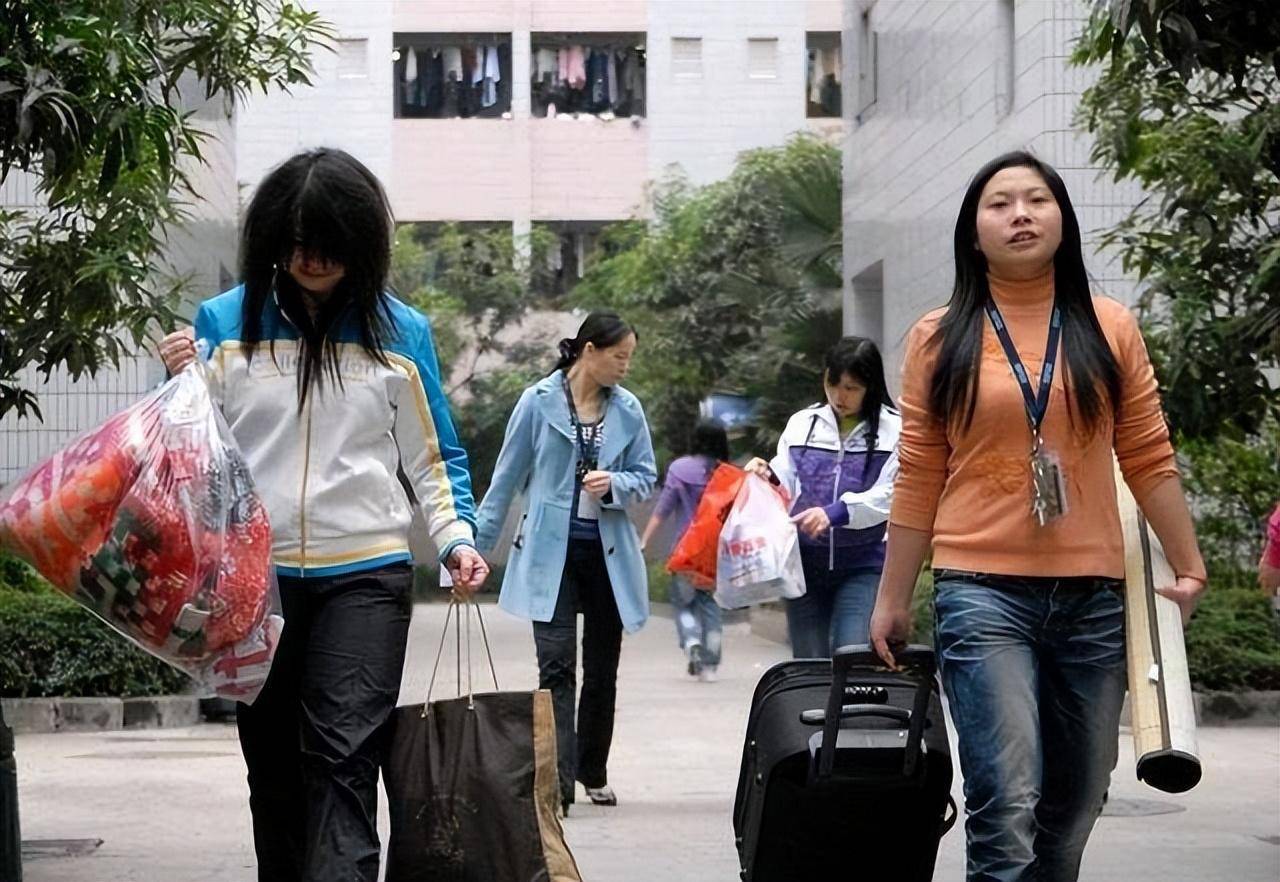 外出工作为了补贴家用,懂事的她连初中都没有念完,便辍学外出打工,董