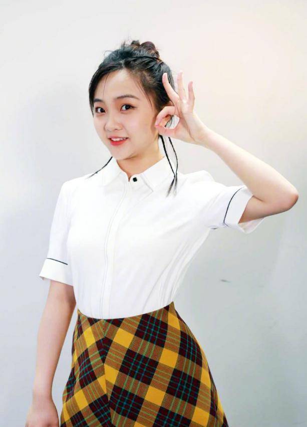 林妙可长大也有"小孩样",字母衬衫配卡通裙,"小圆脸"真抢镜_裙子_女生