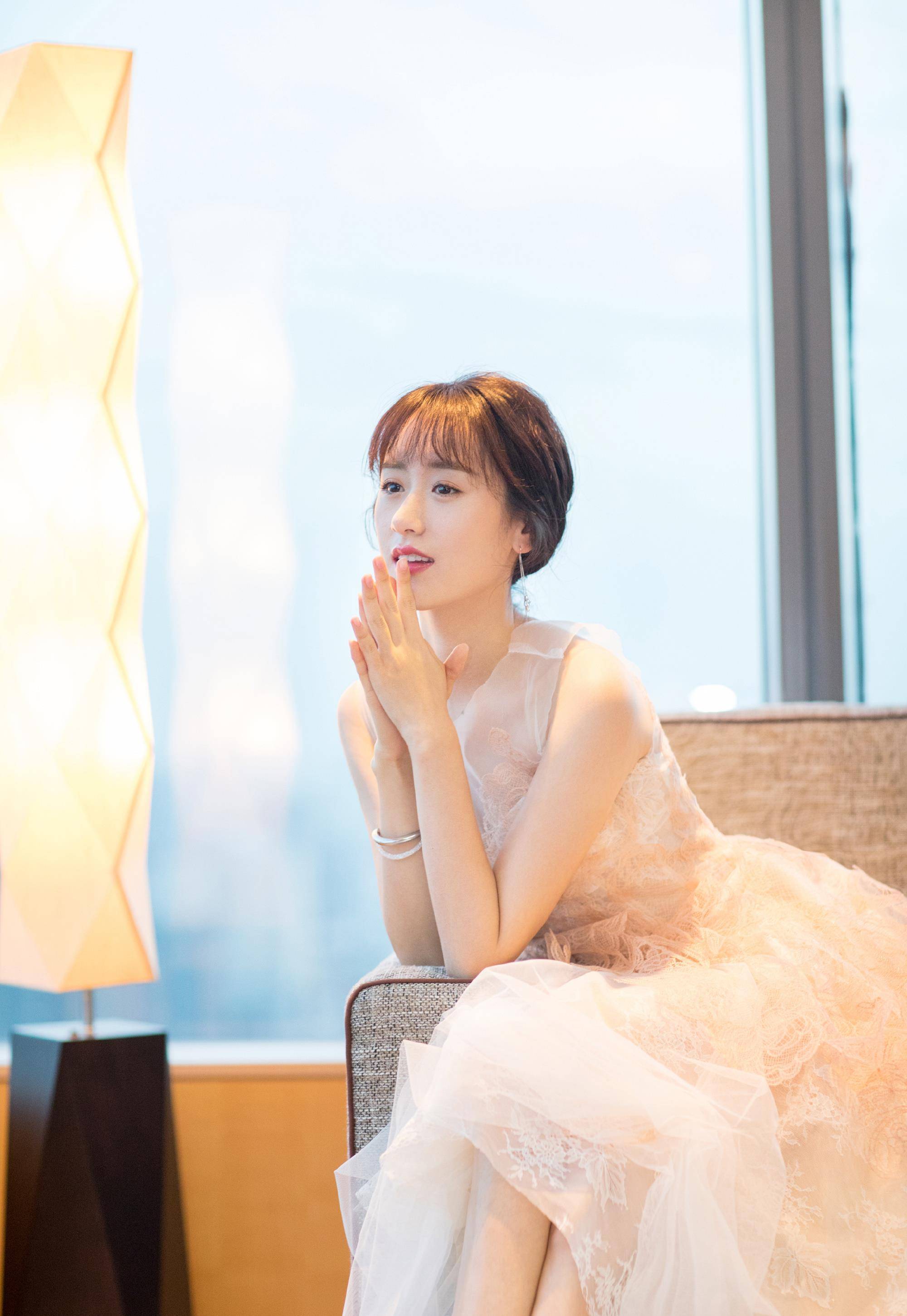 真不愧是仙女,袁冰妍穿香槟色礼服裙灵气满满,藏不住的少女气质_时尚