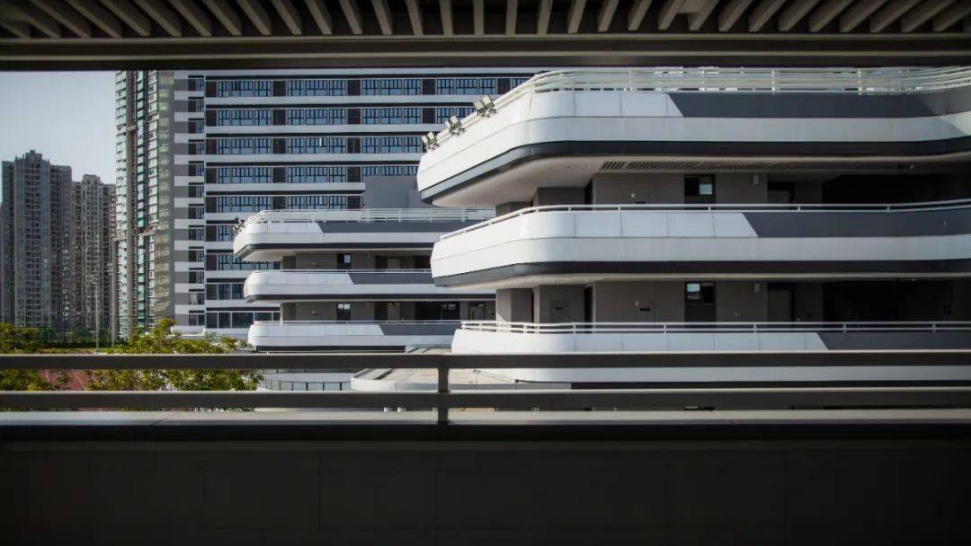 公共空间与建筑立面的对景08罗润桦运动场与建筑立面的关系08罗润