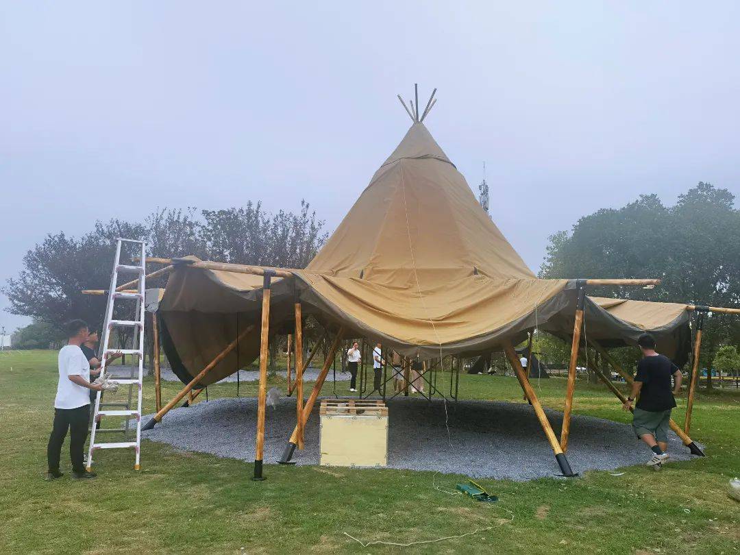 好看营地的策划们还在商讨着最大的帐篷已经搭建起来了透过树立在门边