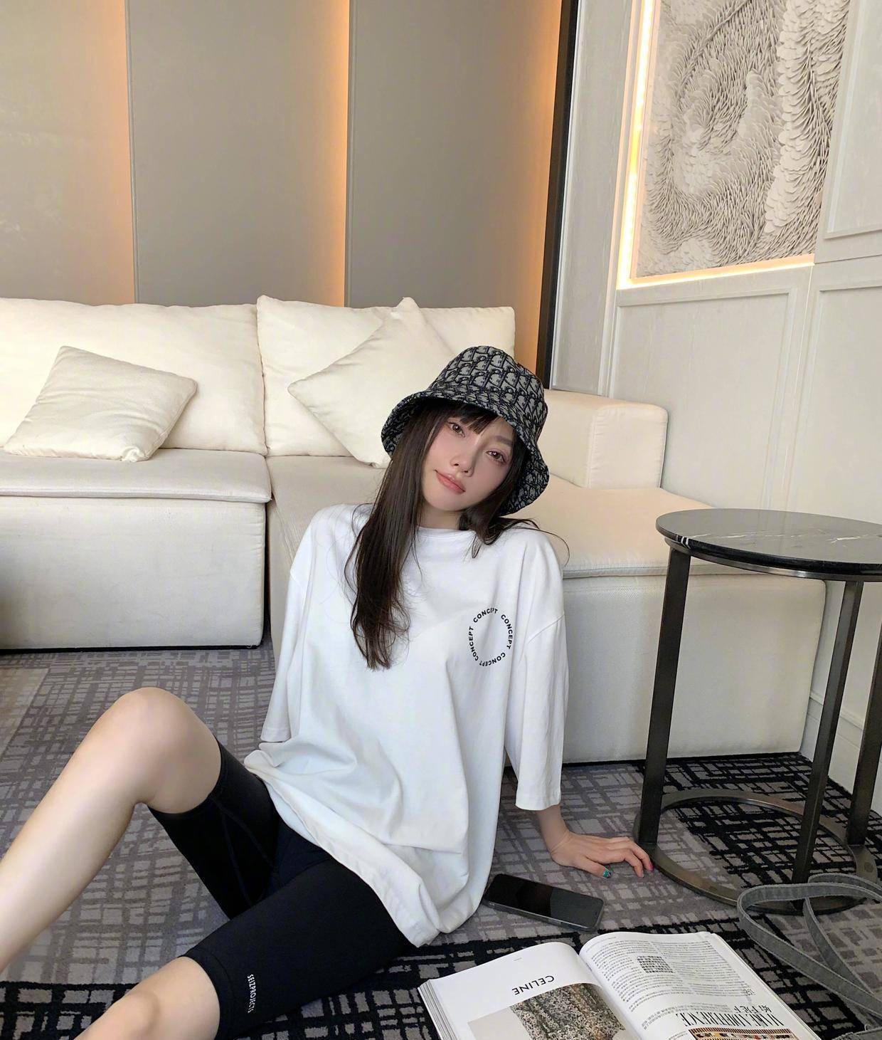 李小璐打扮真新潮,印花上衣配黑色吊带酷炫帅气,一点不像孩子妈_进行
