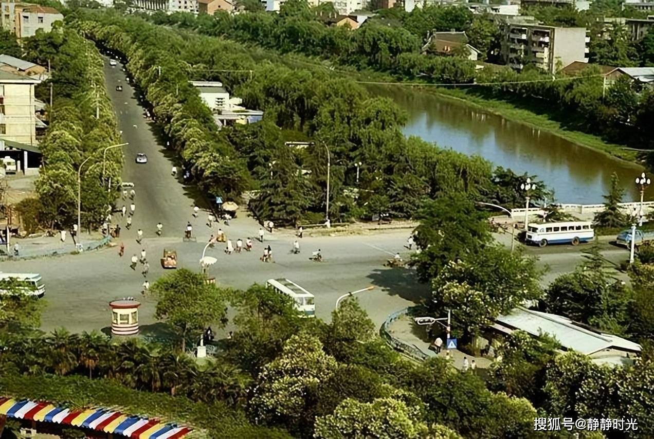 80年代成都老照片:青年路,春熙路口,未来号天桥,梭梭板_自行车_城市