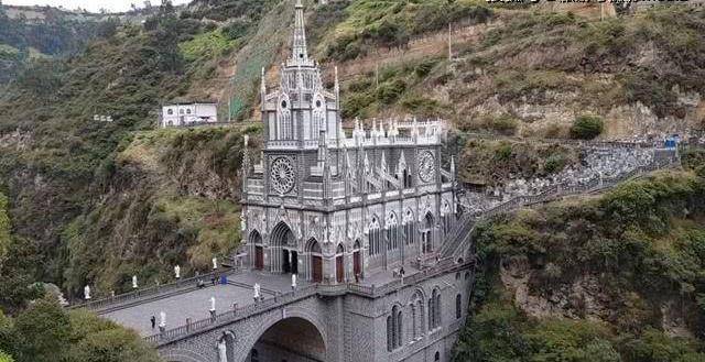 世界上最美的教堂，距今有上百年历史，建在峡谷之中游客络绎不绝