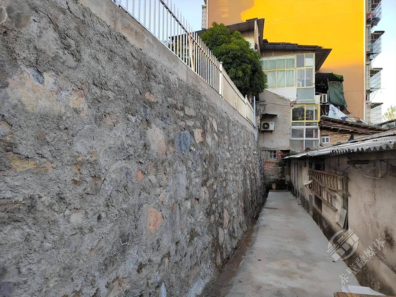 赤壁赤马港营里社区:夯实"挡土墙"撑起"安全伞"_小区_围墙_居民