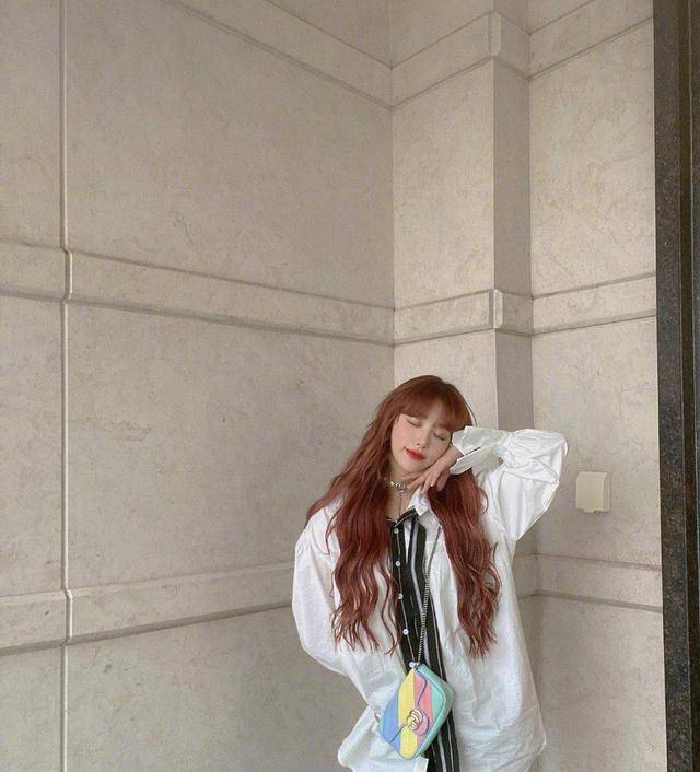 大波浪卷发配碎花裙令人惊艳,难怪被称芭比娃娃_时尚_选择了_造型