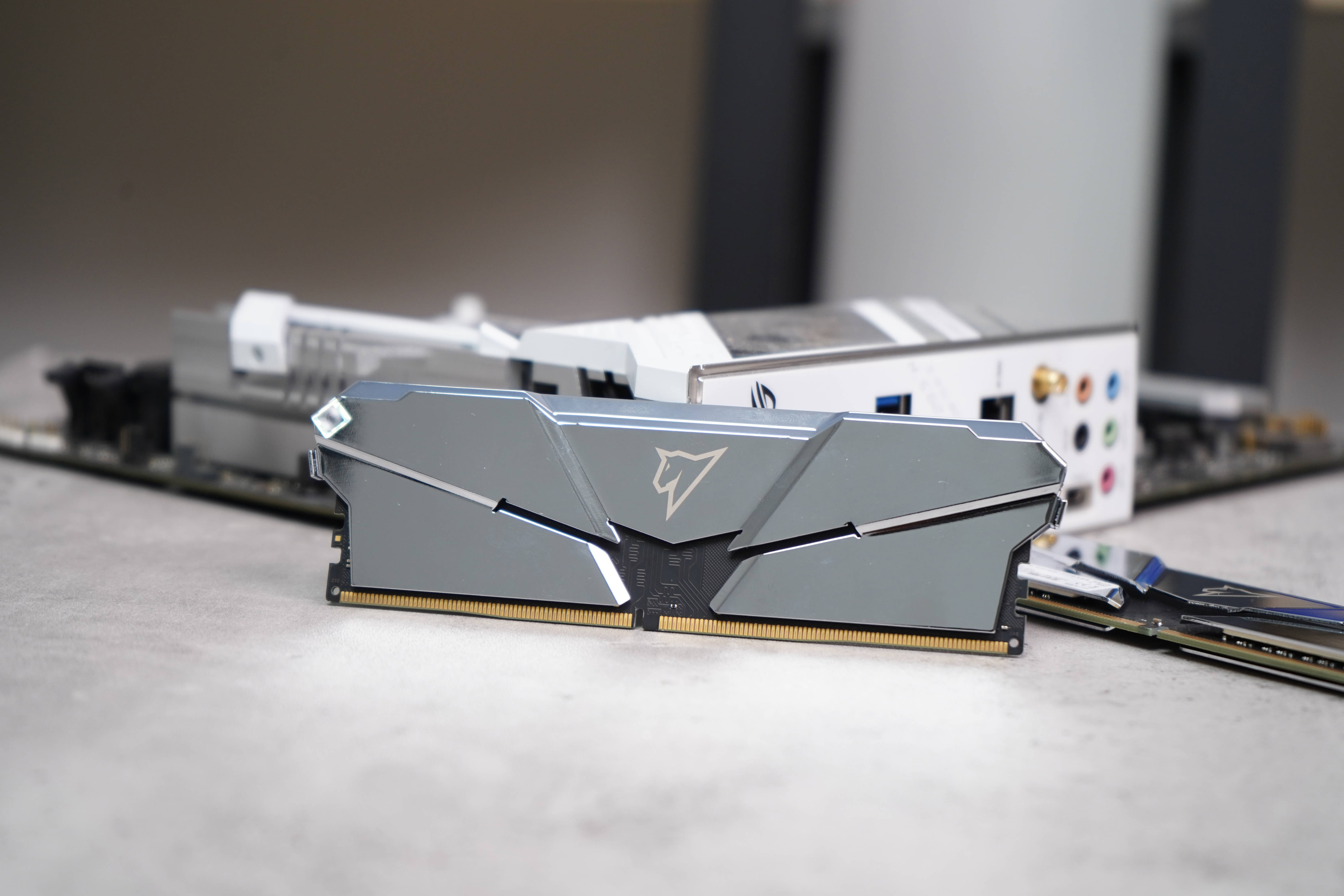 朗科绝影RGB DDR4-4266内存:4266MHz高频,国产颗粒YES!