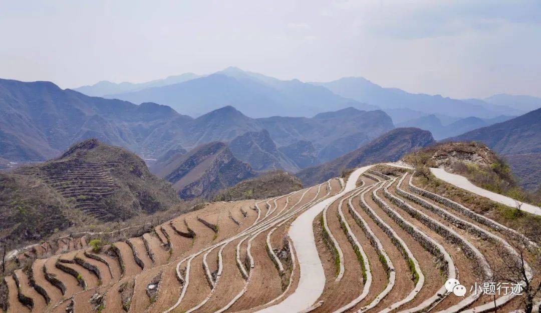 南雁路两侧山景,一树梨花南雁路两侧山景南雁路南段有一个苇子水村