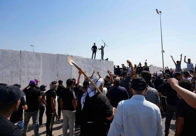 伊拉克首都冲突已致20死 示威者冲击政府大楼、跳入泳池振臂高呼