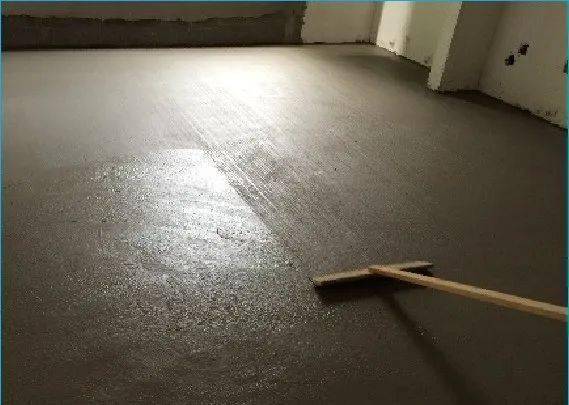 地面完成施工要点:1,二次收面平整,拉毛均匀整齐,线条顺直;2,地面