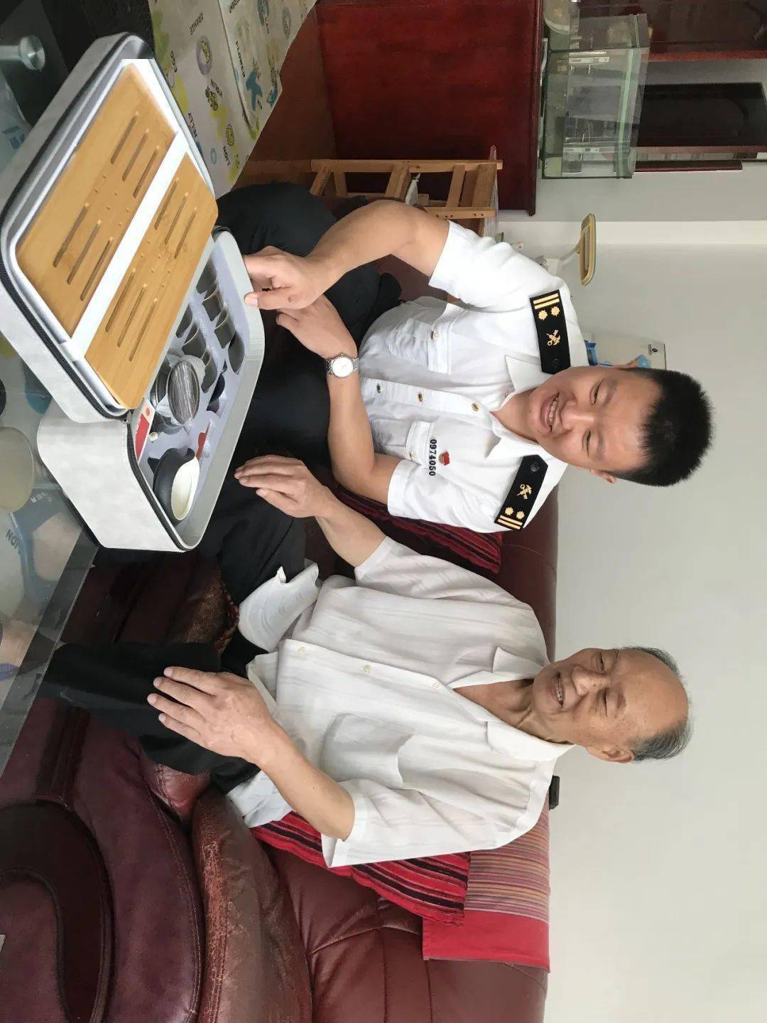 新兵与老兵互敬军礼