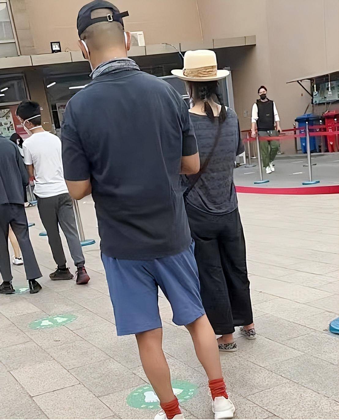 岁姜文做核酸被偶遇,和周韵穿情侣装,外形像年轻小伙_穿着_网友_健身