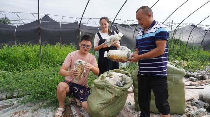 小妹兒和小二娃因為和姐夫,同樣也是網紅的