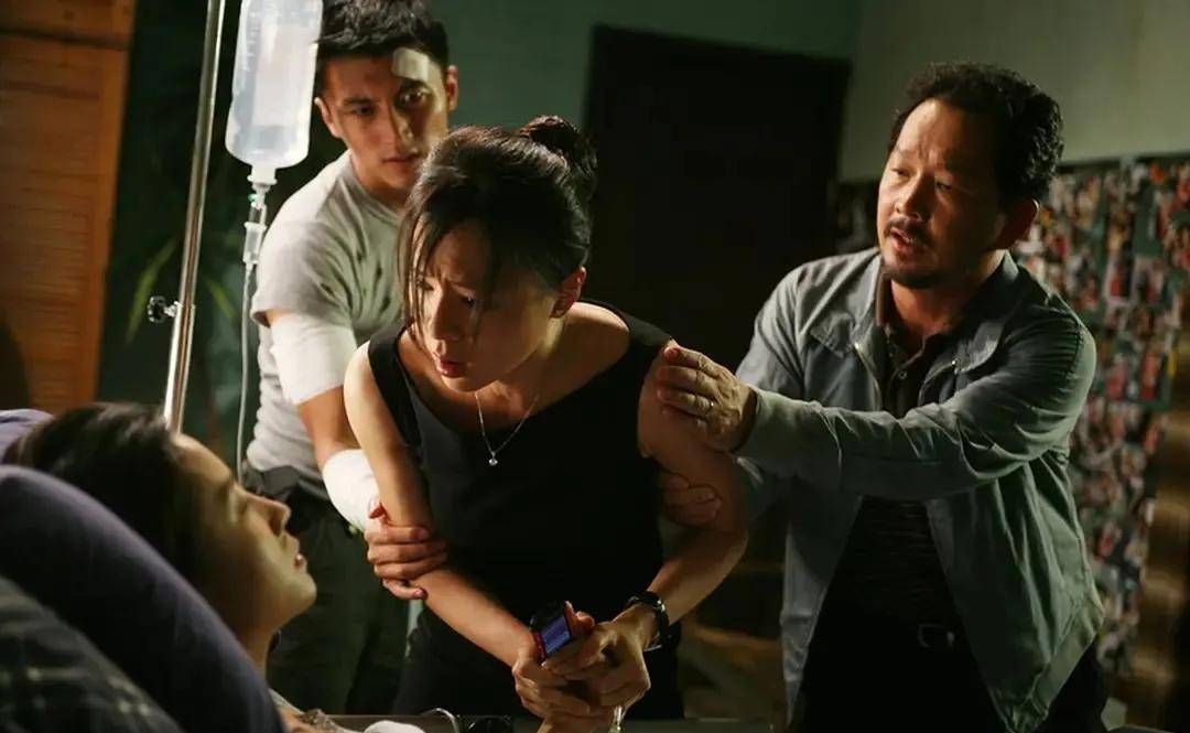 意外,大女儿被误杀身亡;然后,因此与丈夫分手;接着,小女儿又被绑架