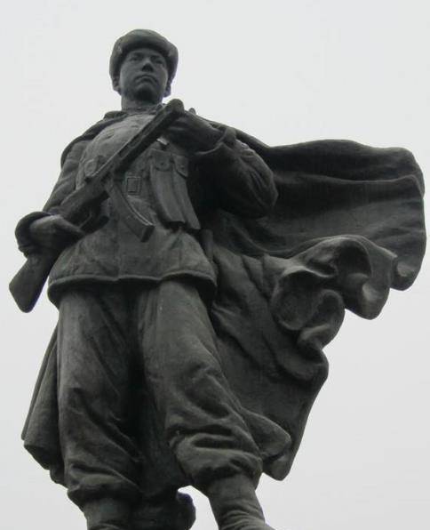 他是"特等功臣",炸死20多名美军后壮烈牺牲,母亲领到一张奖状_孙子明