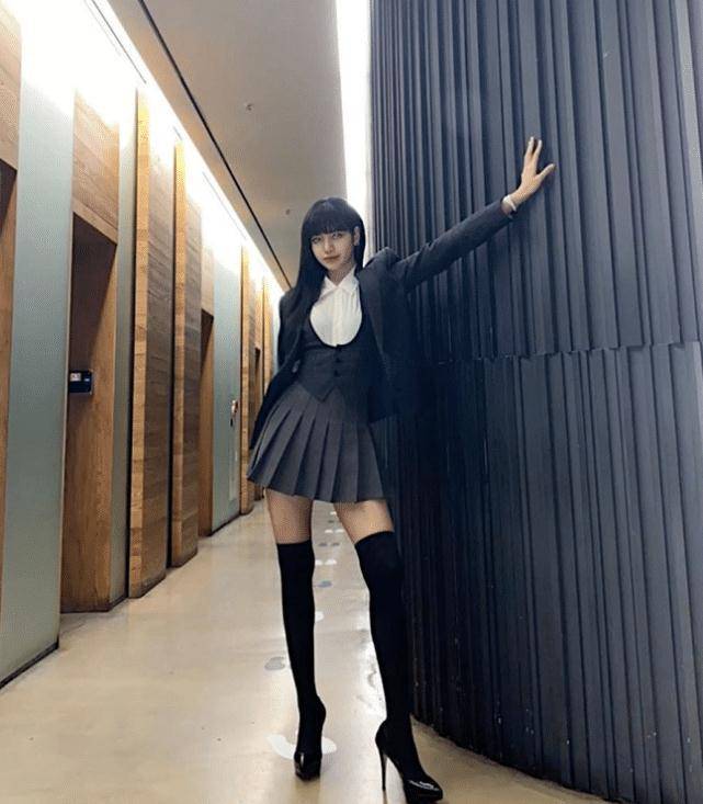 lisa首次挑战无痕袜,1米66穿出1米70既视感,图都不敢这样p_魅力_时尚