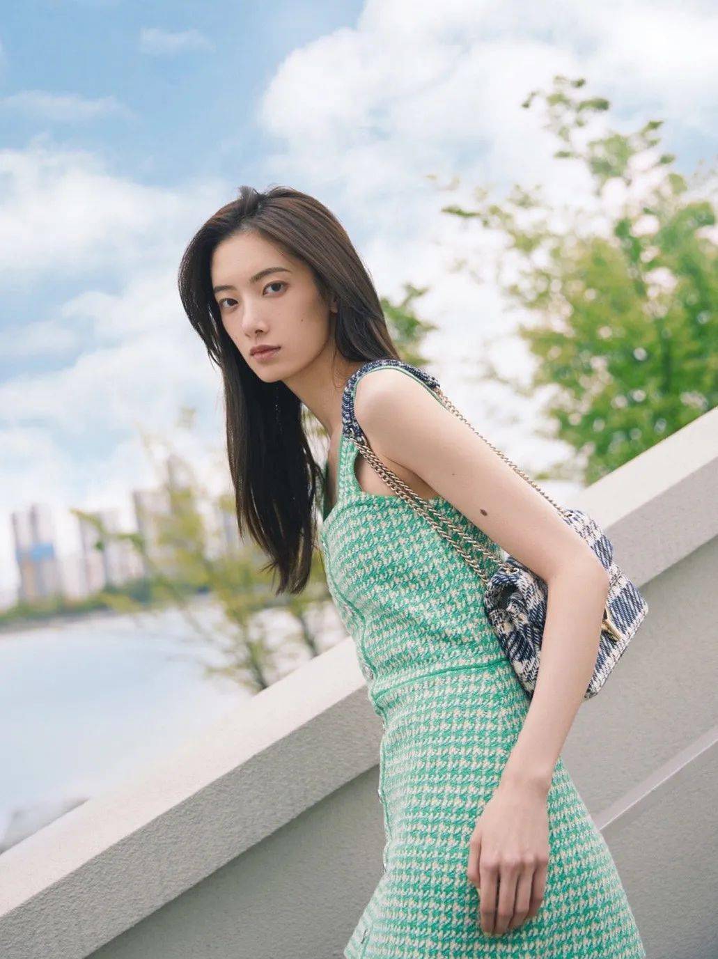 初印象给人神秘又想亲近的感觉,但这类色系对自身气质的考验比较高