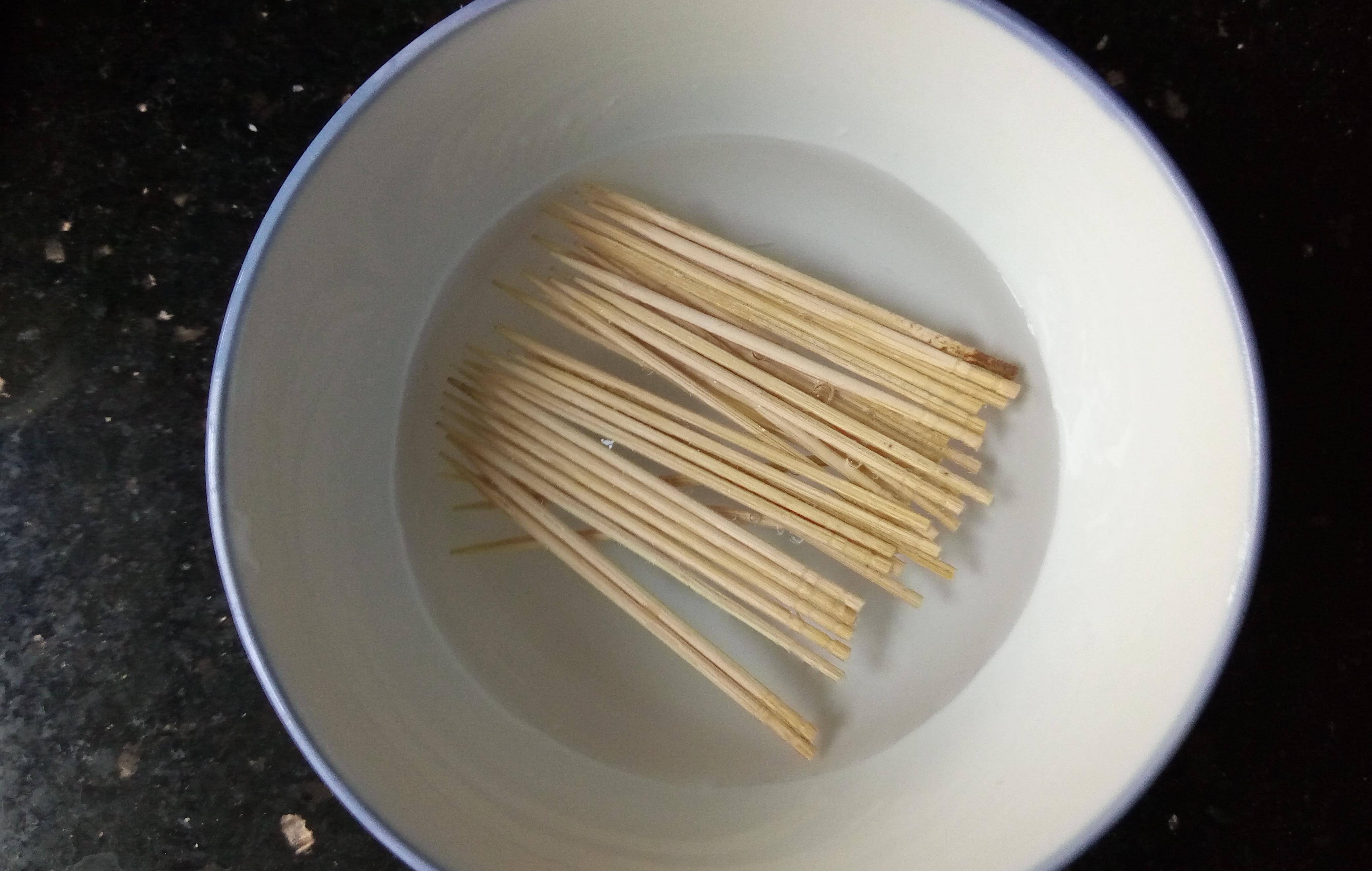 这个菜外酥里嫩,香气诱人,每次做,儿子都能吃上1大盘,好吃_牙签_叶子