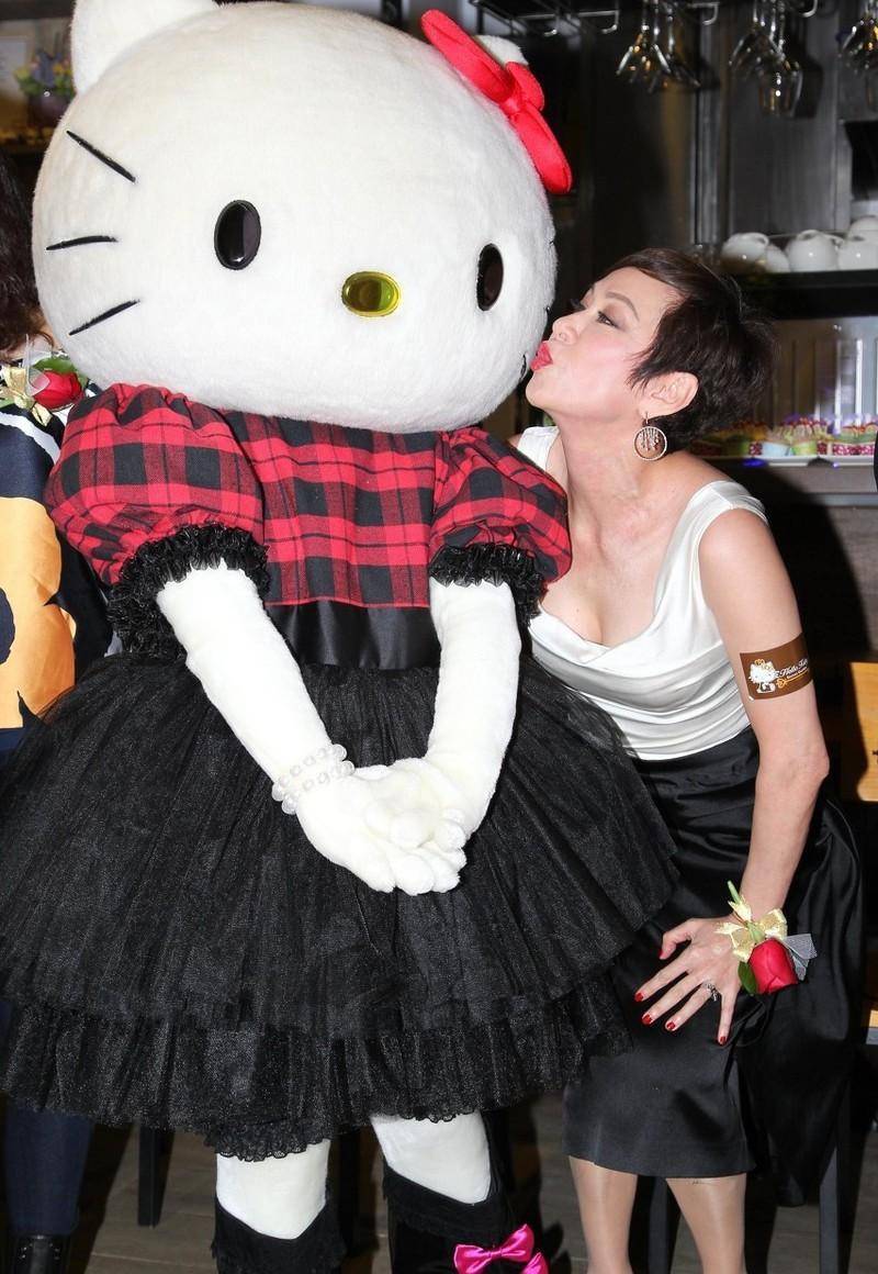 周润发前妻余安安,穿吊带背心秀凹凸感,这身材50后里太少见_时尚_白色