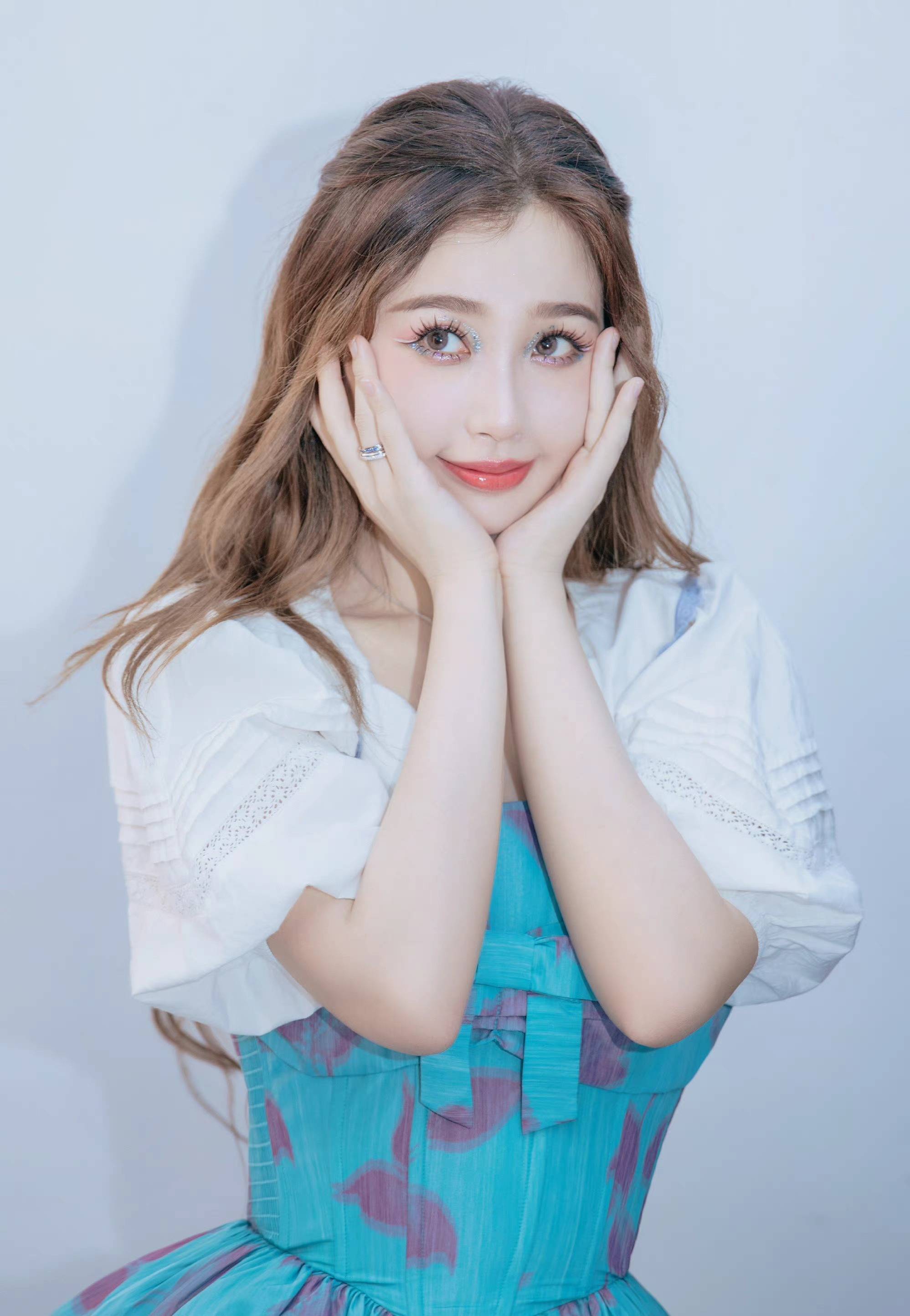 蓝粉撞色眼妆温柔仙气,清甜斩男妆甜美撩人_眼影_step_虞书欣