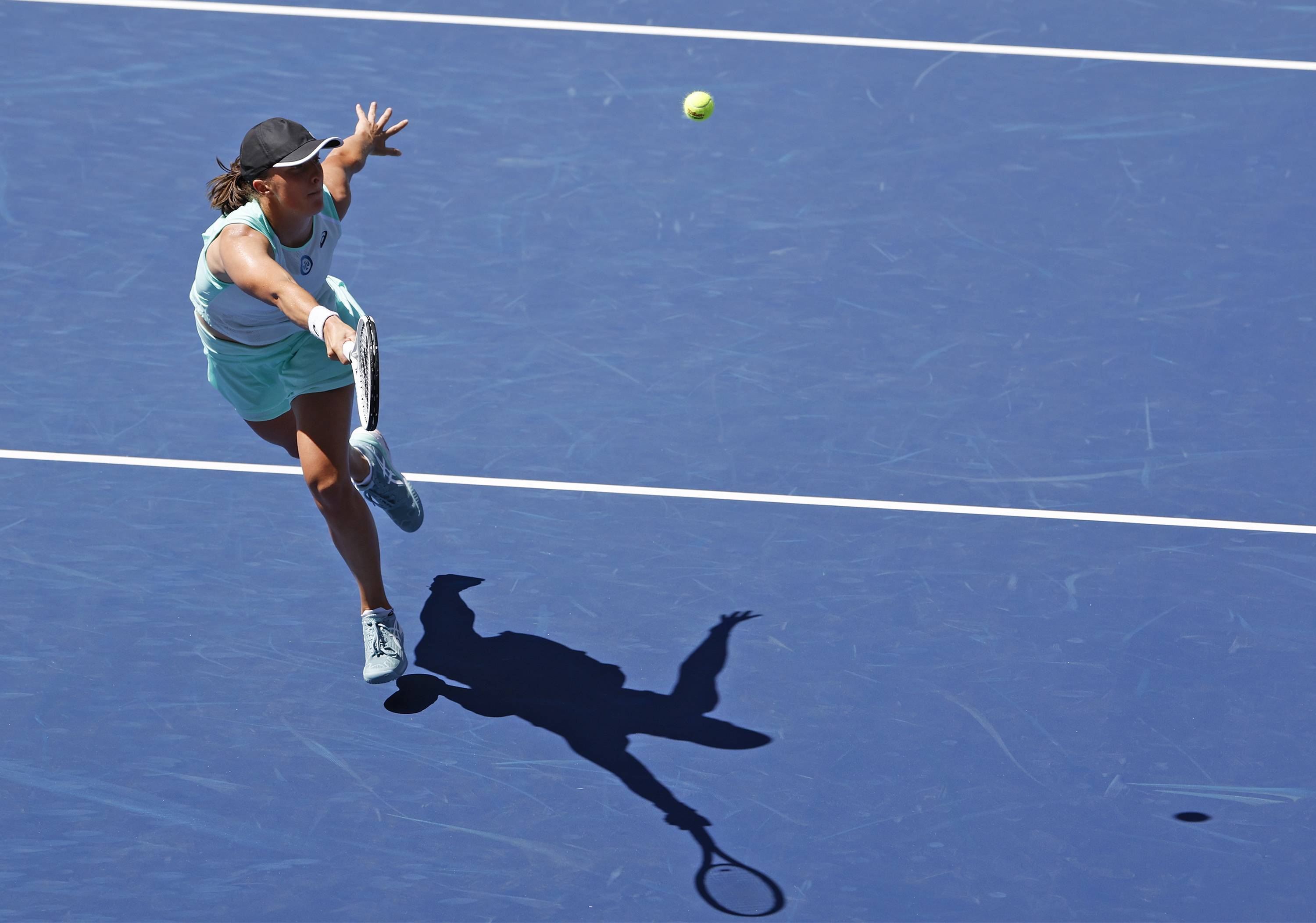 网球——美网:斯瓦泰克晋级_美网卫冕冠军拉杜卡努一轮游_比赛_新华社