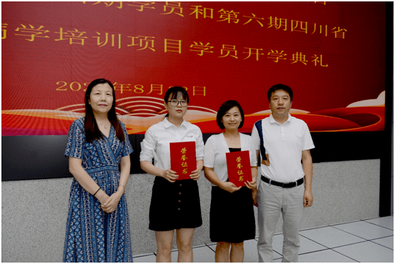 领导为优秀学员和优秀带教老师颁发荣誉证书▲领导与第二期公卫规培