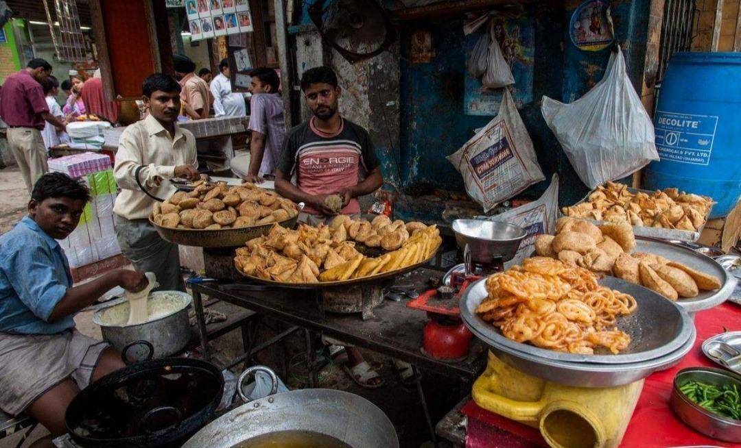 去印度旅游，街边小吃老板疑惑：赚中国游客的钱怎么就这么难？