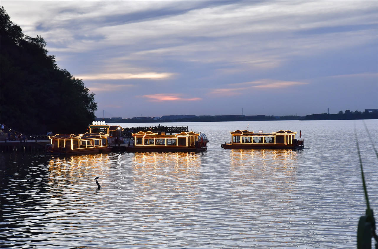 傍晚时分 镇江金山湖上赏晚霞 山水城林夜色美_赏夕_游人如织_景里