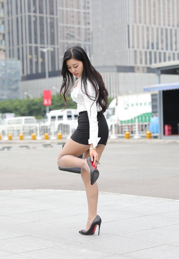 美女穿工装,却不是上班样,那就是想显摆自己了!_姐姐_时尚_裙子