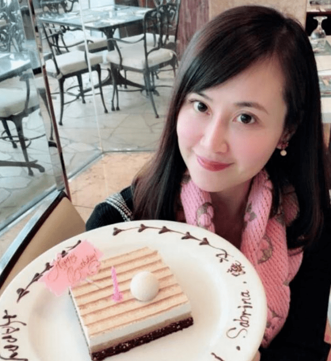 细细看,陈安琪的脸蛋还是有些许僵硬的,看起来像极了网络上的买衣服的