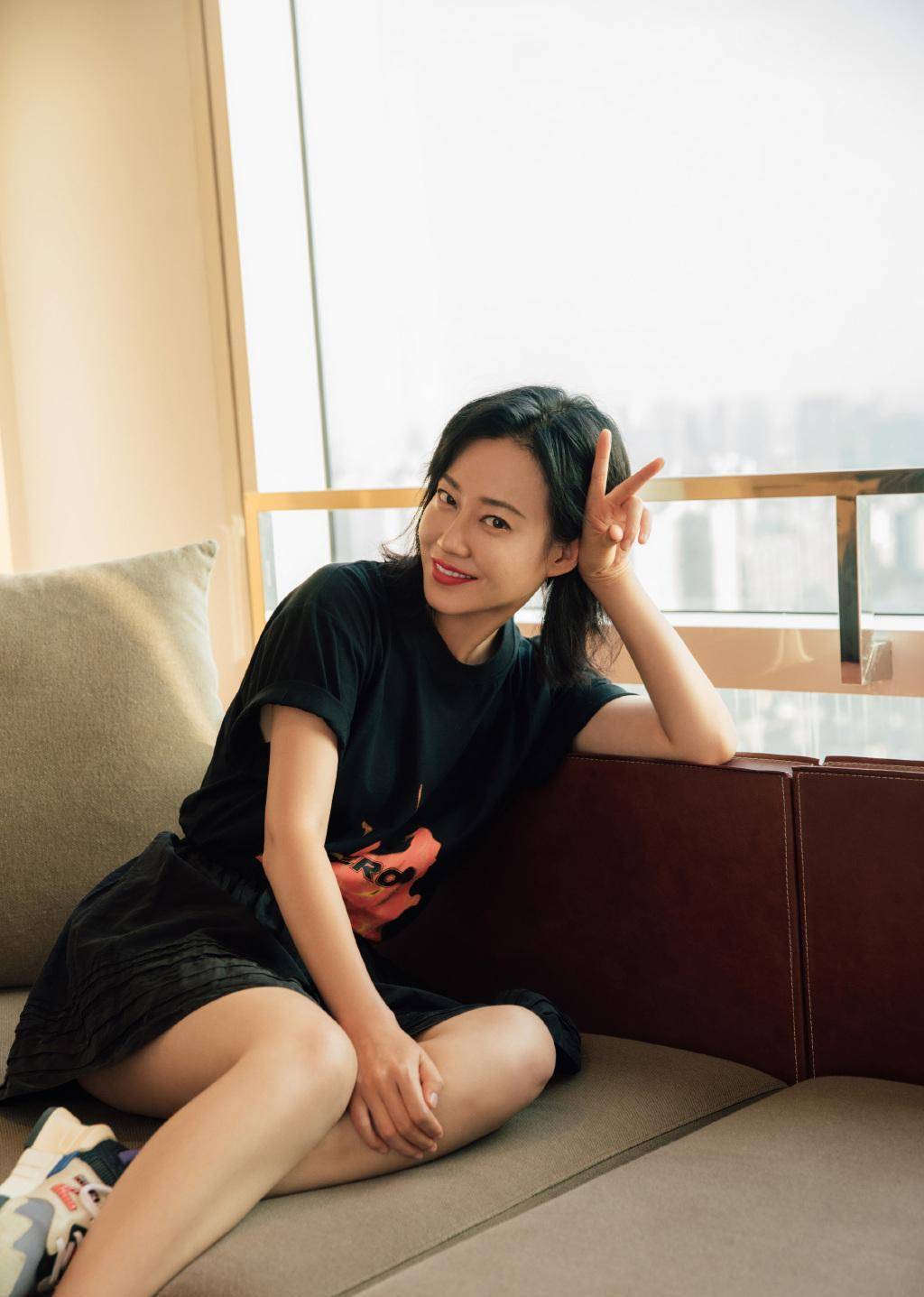 造型师可真行,给谭卓穿橘红色哈伦裤出镜,衬得时尚衫更吸睛了