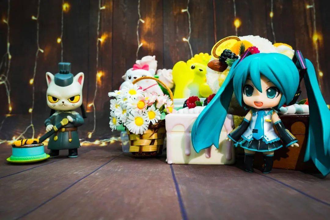 第一名 初音未来纸雕·装饰灯·· 第二名 初音