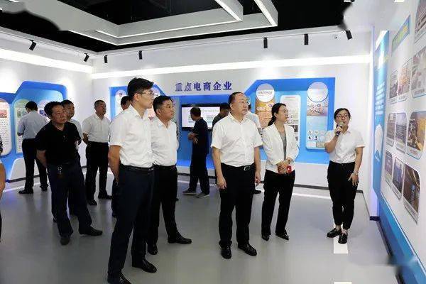 朱晏辰带领市人大常委会成员到龙泉街道视察新型商贸物流集散地建设