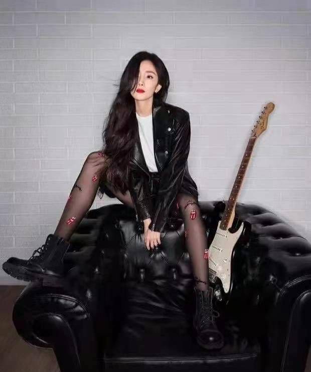 杨幂化身摇滚女郎演绎狂野美,搭配黑丝性感诱惑,却被吐槽太老了_造型