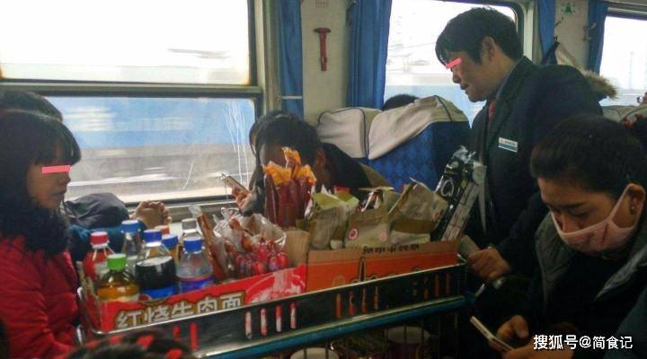 東北人的火車飲食文化，看他們在火車上吃這些，列車員都羨慕了