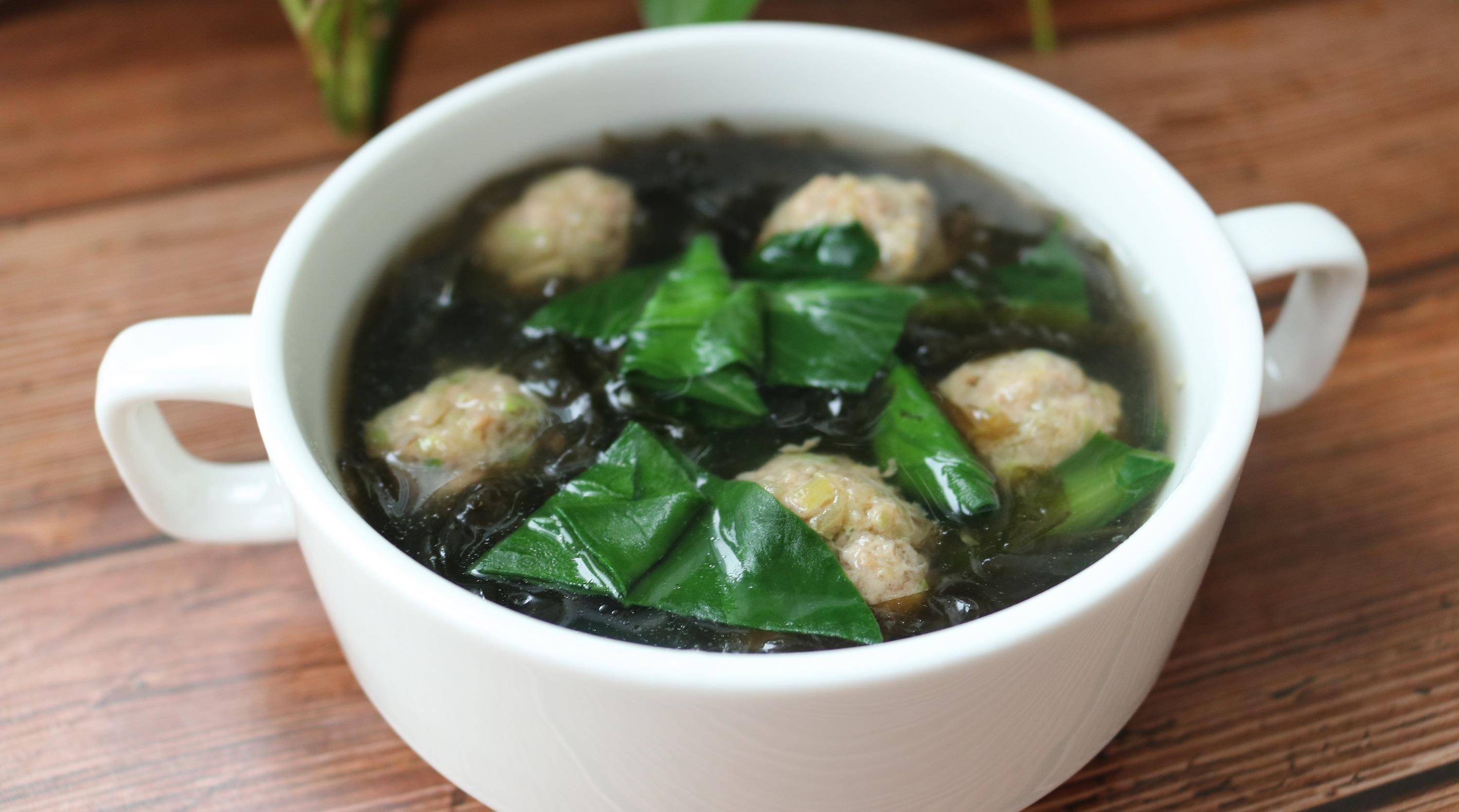 这个肉丸汤营养高,味道鲜,做法超简单,还顺便解决了一个难题!