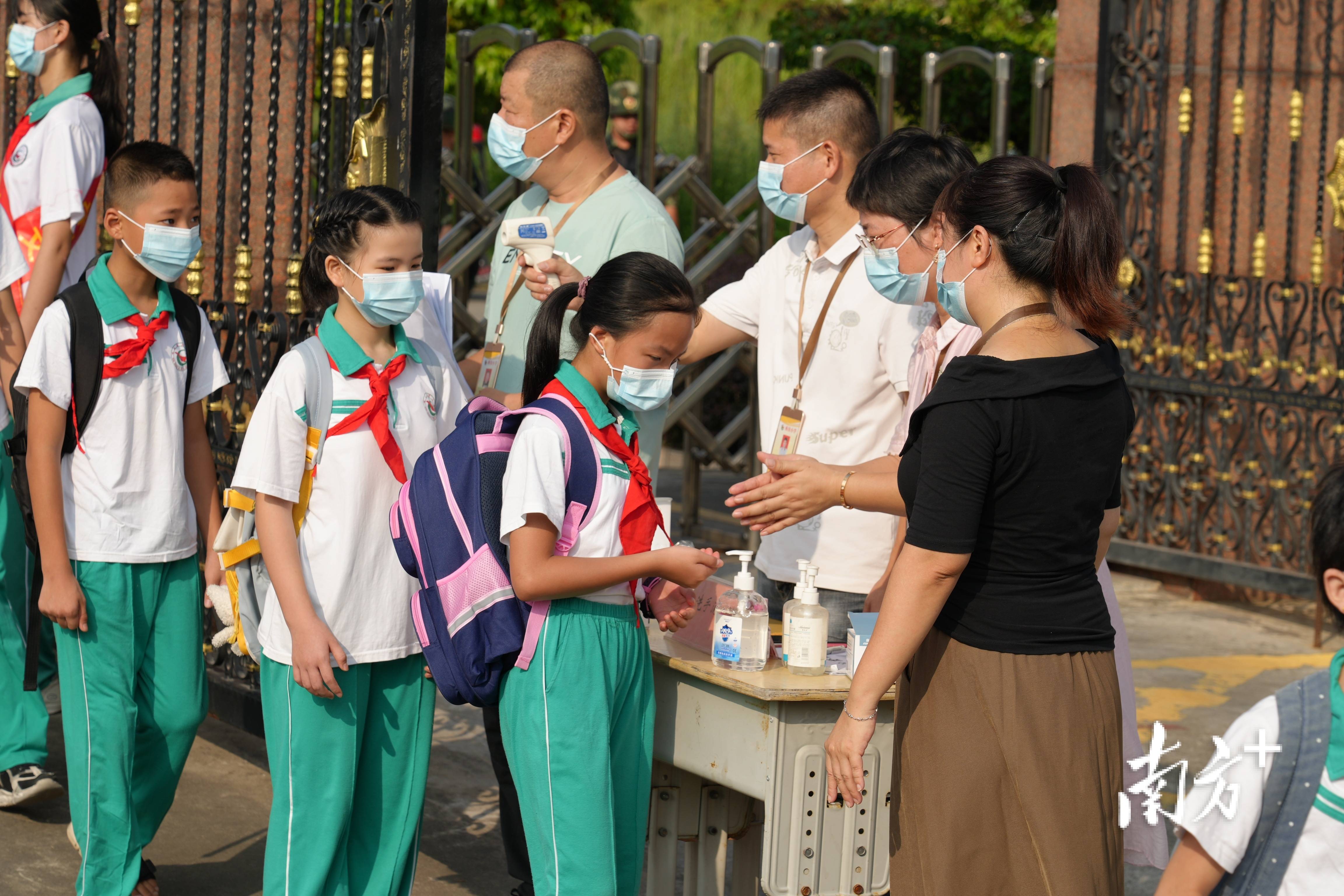 潮南区墙新学校老师图片