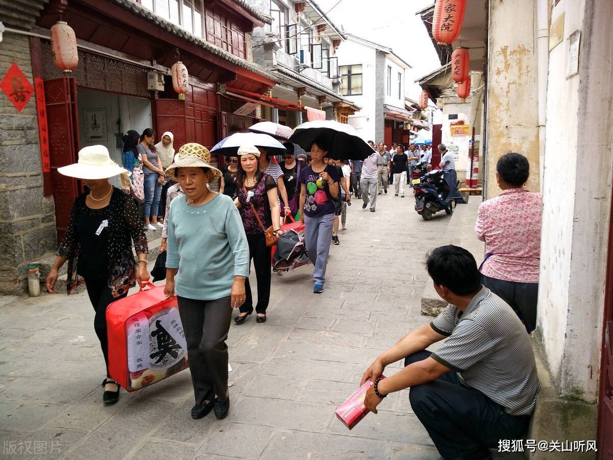 下款孝(女某某某,婿某某某,並列寫,女兒在前,女婿在後)敬輓(拜挽,泣挽