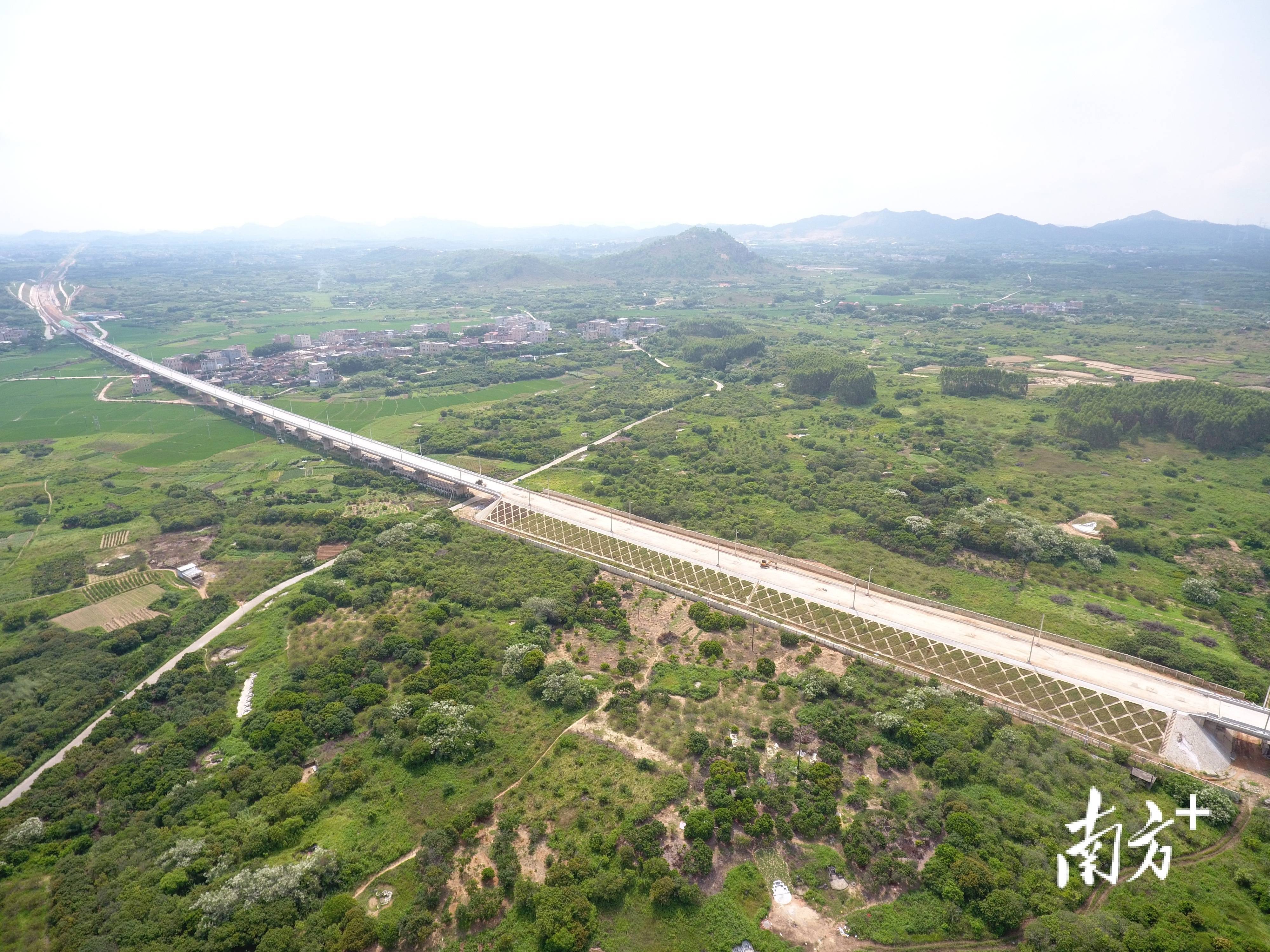 汕汕铁路站前三标无砟轨道施工正式上线