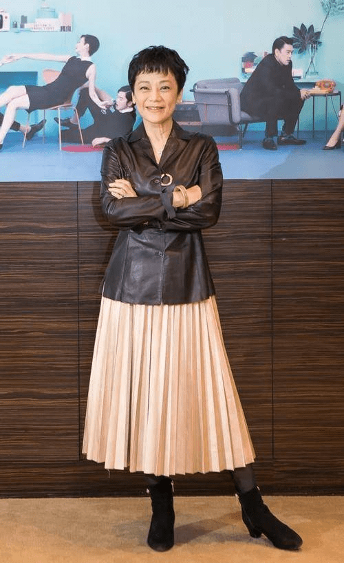 66岁张艾嘉无惧衰老,穿雾霾蓝套装素颜出镜,皱纹里都藏着优雅_张嘉佳