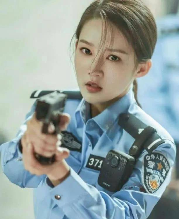女星军装照:有人美有人飒,果然女孩帅起来就没男人什么事了_周冬雨